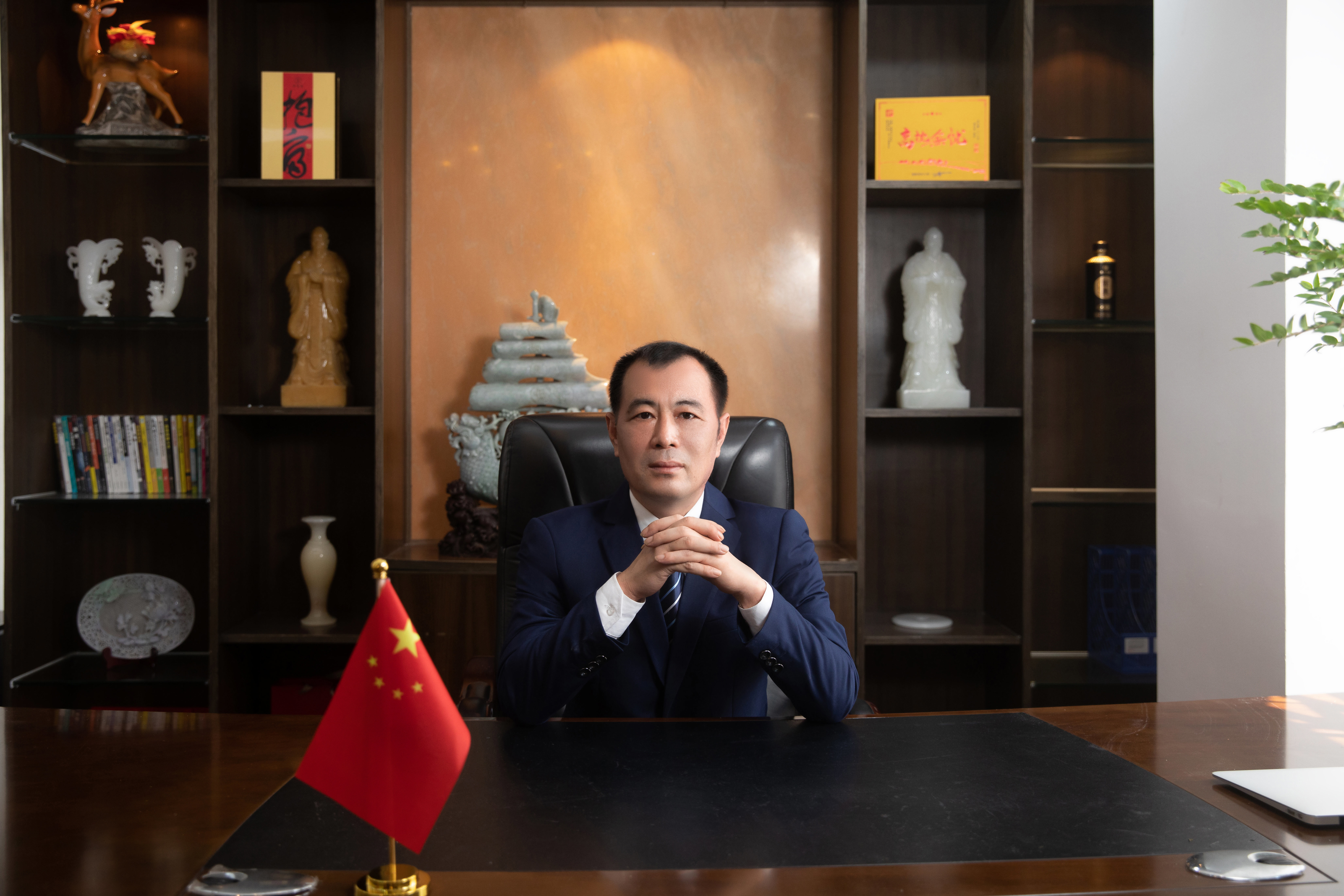 深圳市華億珠寶有限公司董事(shì)長(cháng)梁運柱
